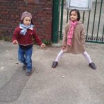 SimonEtLucyDevantEcole01