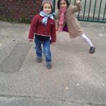 SimonEtLucyDevantEcole02